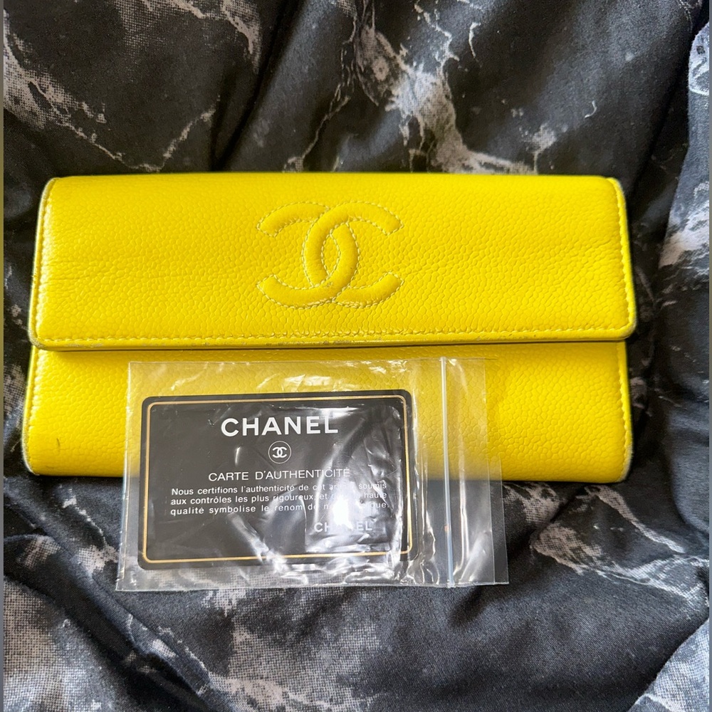 CHANEL
YELLOW PATENT LEATHER CC TIMELESS FLAP WALLET